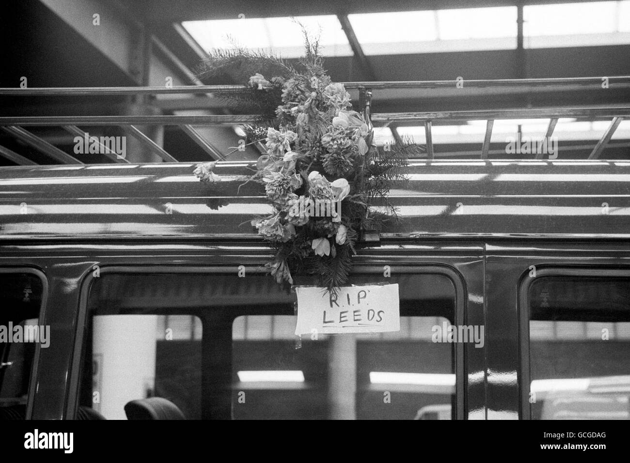 1969& 8211;70 vincitori della fa Cup Chelsea poke divertimento ai secondi classificati Leeds che ha perso 2-1 anni alla squadra di Londra nella finale replicata a Old Trafford. Chelsea ora può aggiungere il trofeo fa Cup alla loro prima, e finora solo, League Division uno vincere Foto Stock