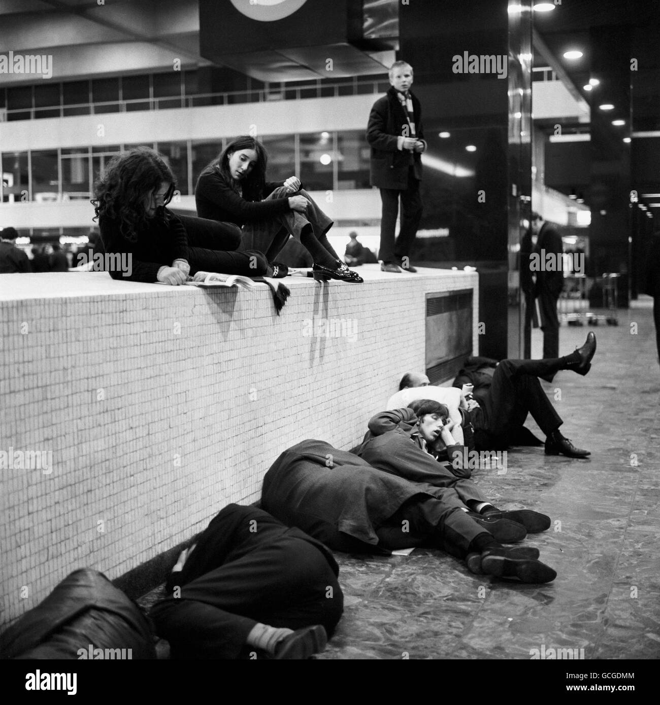 Calcio - Risposta finale di fa Cup - Chelsea v Leeds United. I tifosi di Chelsea alla stazione di Euston dove la squadra inizierà la loro parata della fa Cup 1970 domani dopo aver battuto Leeds United a Old Trafford Foto Stock