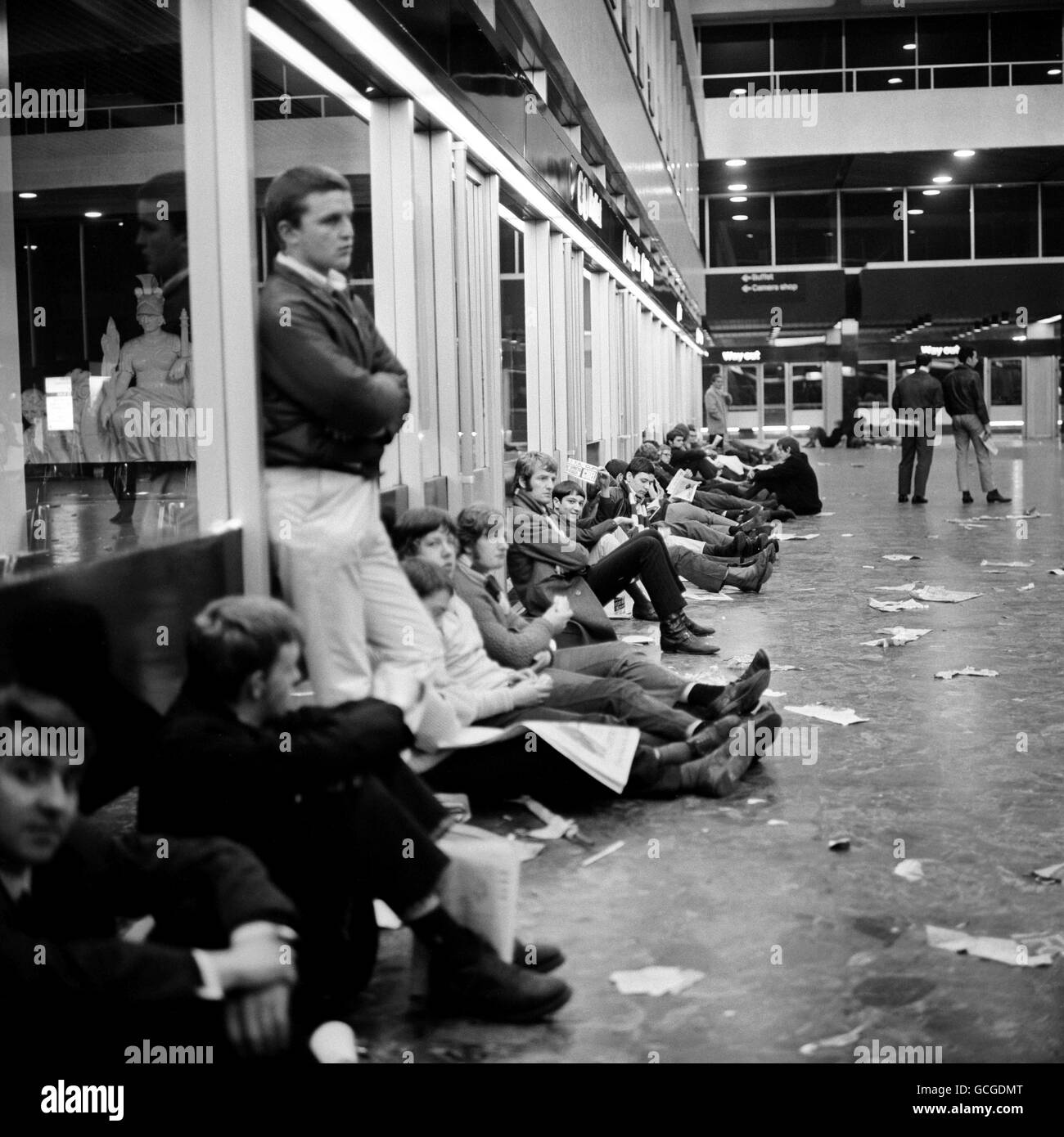 Tifosi del Chelsea alla stazione di Euston dove la squadra partirà La loro sfilata della fa Cup 1970 domani dopo aver battuto Leeds si è unita a Old Trafford Foto Stock