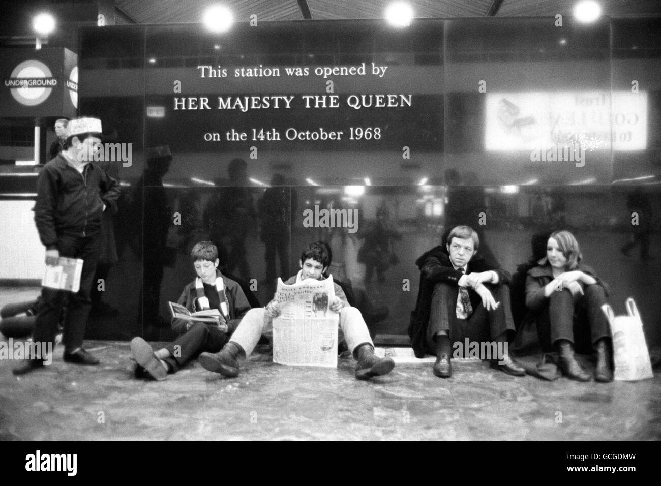 Calcio - Risposta finale di fa Cup - Chelsea v Leeds United. I tifosi di Chelsea alla stazione di Euston dove la squadra inizierà la loro parata della fa Cup 1970 domani dopo aver battuto Leeds United a Old Trafford Foto Stock