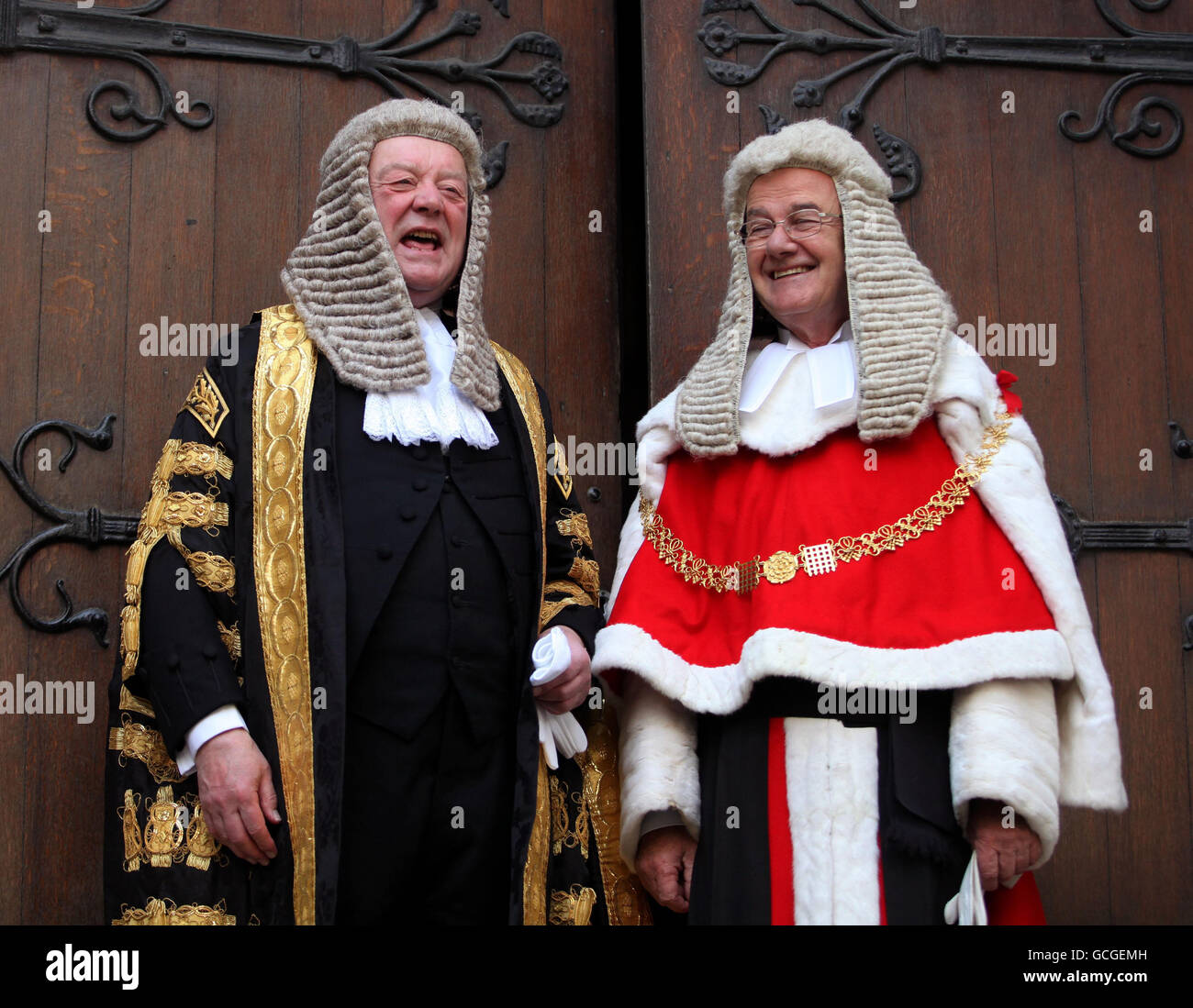 Kenneth Clarke QC (a sinistra) e il Signore Chief Justice, Lord Judge, al di fuori delle corti reali di giustizia prima di essere giurato come Lord Cancelliere. Foto Stock