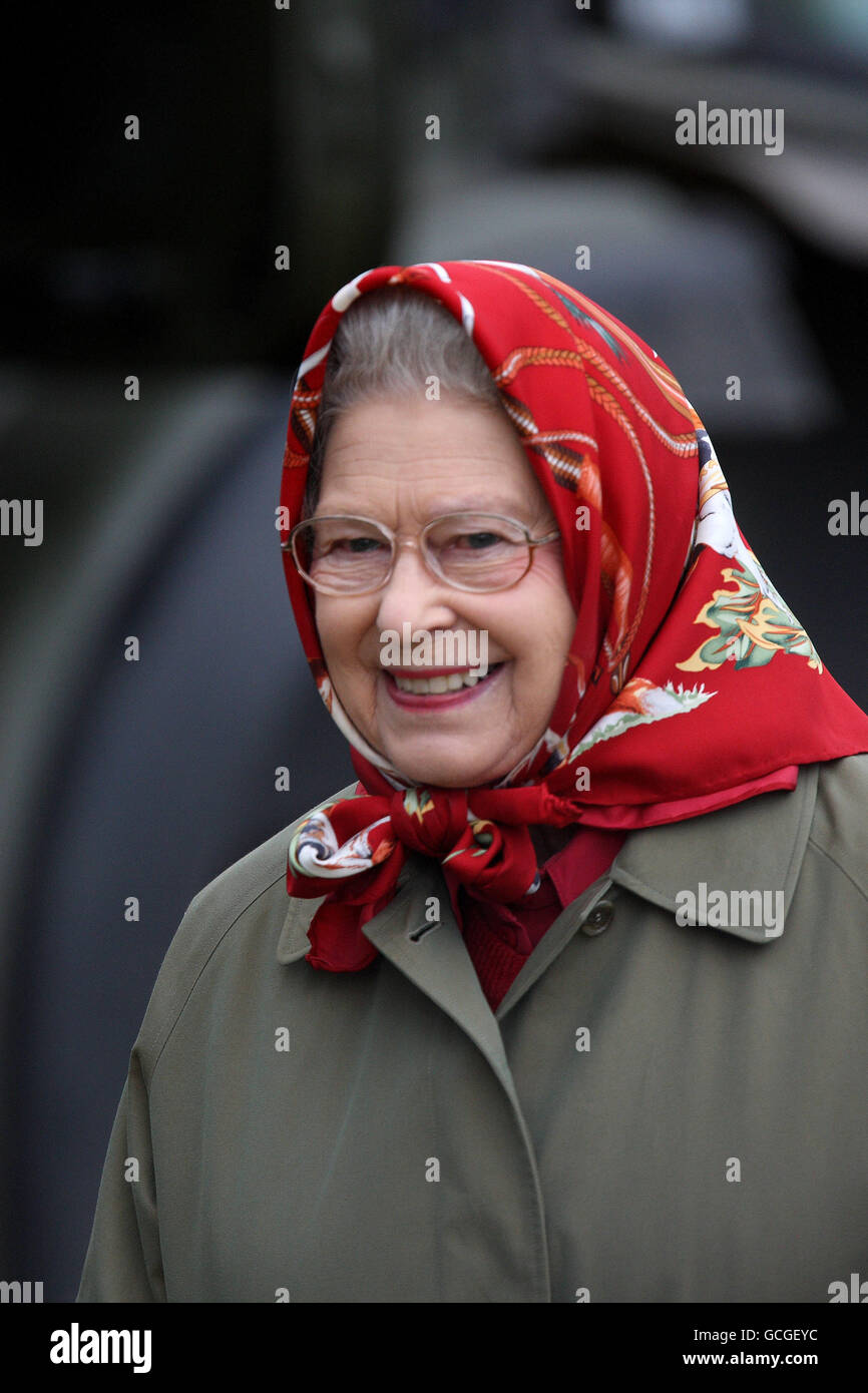 La Regina Elisabetta II al Royal Windsor Horse Show che si tiene nei suoi terreni privati del Castello di Windsor, Berkshire. Foto Stock