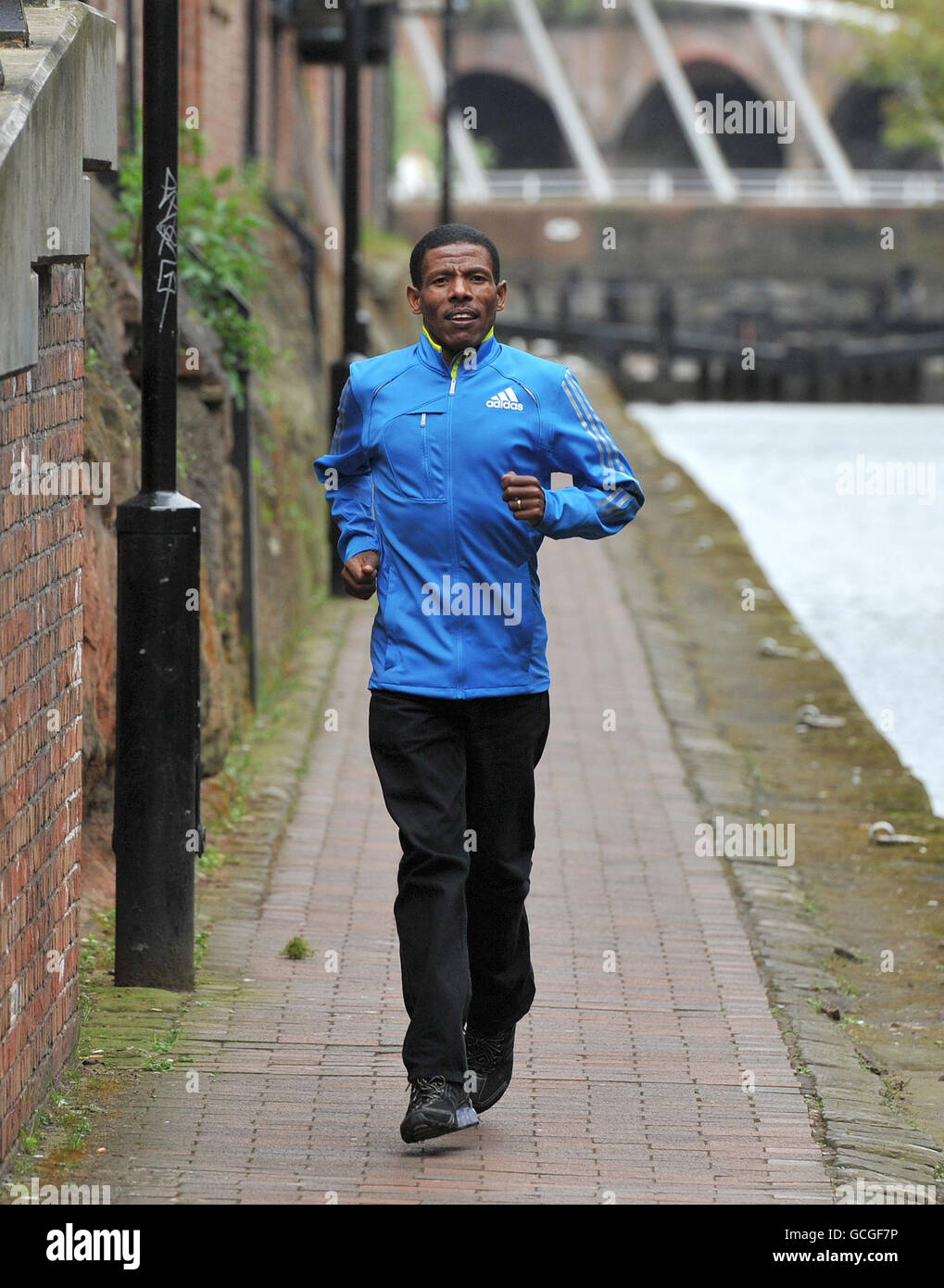 Il corridore a distanza etiope Haile Gebrselassie corre lungo il canale delle navi di Manchester a Manchester. Foto Stock