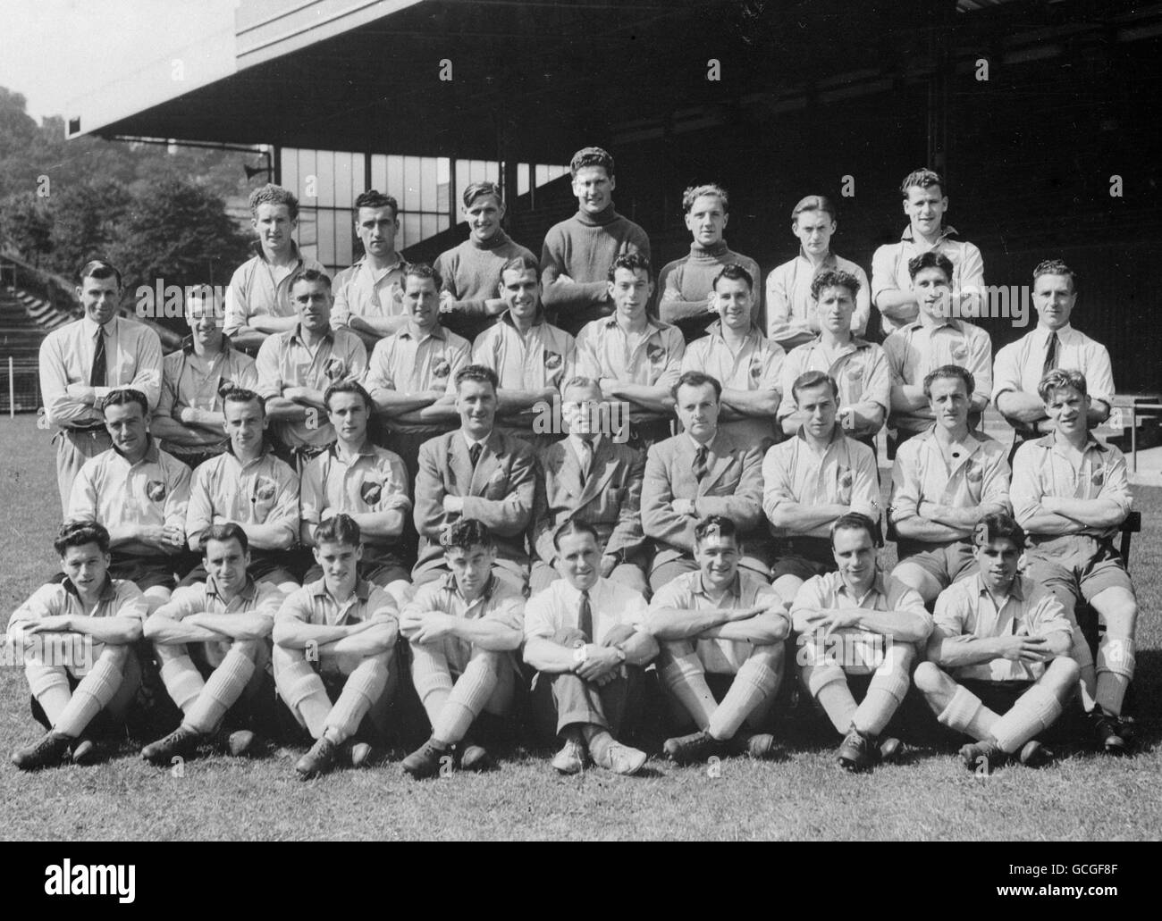 Norwich City Football Club. Fila posteriore, da sinistra a destra; Trevor Rowlands, K Holman, Kenneth Nethercott, George Ephgrave, Donald Edwards, Edgar duffet, B Holmes. Seconda fila - Frederick Hall (3° allenatore), Oscar Hold, B Robinson, Allenby driver, Norman Low, Roy Hollis, Grenville Williams, John Church, Ron Ashman, Harold Proctor (allenatore). Terza fila: Maurice Tobin, John Gavin, Dennis Morgan, D. Lockhead (direttore), J. Hanly (presidente), P. W Dash (segretario), Ivan Armes, Eric Arnold, N Kinsey. Prima fila: Leslie Eyre, Albert Foan, Dennis Jones, Len Dutton, William Furness (2° allenatore di squadra), Foto Stock