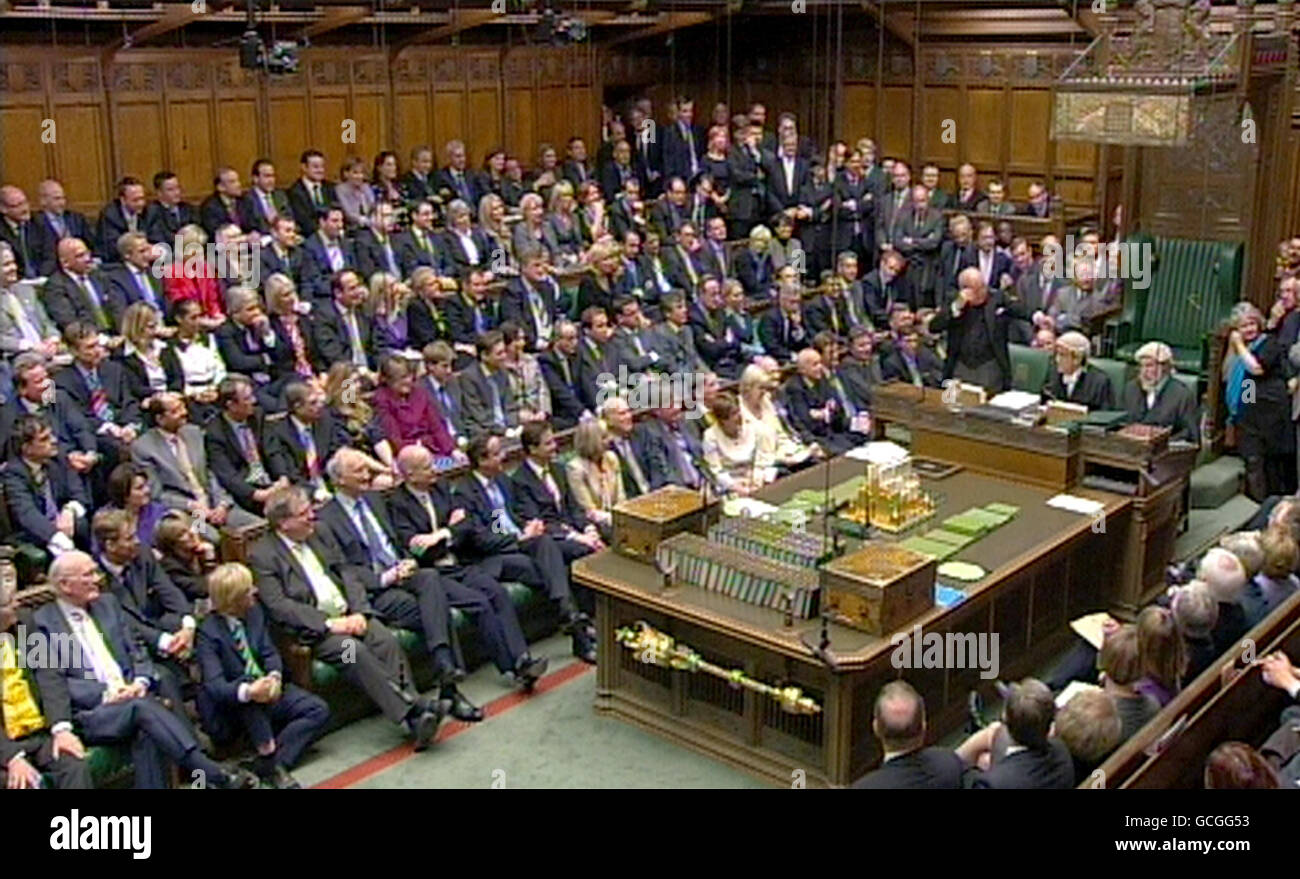 Una visione generale della Camera dei Comuni, Londra, in quanto i parlamentari si riuniscono per la prima volta dopo le elezioni generali. Foto Stock