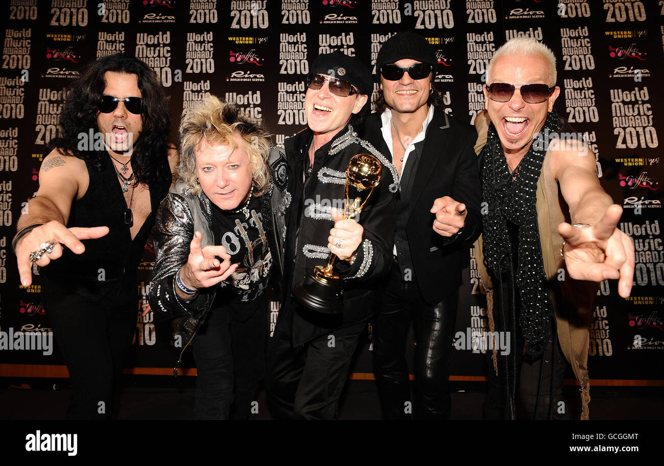 Rock band Scorpions con il loro premio Rock Legend, consegnato loro durante i World Music Awards di Monte Carlo. Foto Stock