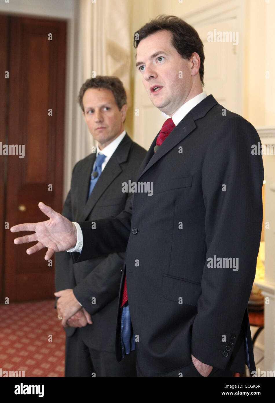 Timothy Geithner, segretario del Tesoro degli Stati Uniti, guarda come George Osborne, cancelliere britannico dello scacchiere, gesti durante una conferenza stampa congiunta al 11 Downing Street, a Londra, Regno Unito Foto Stock