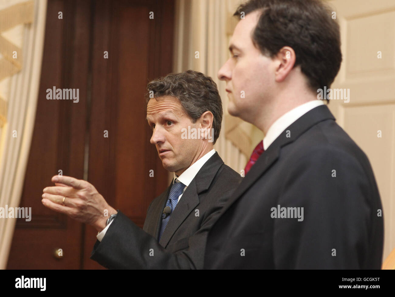 Geithner tiene colloqui con il Cancelliere Foto Stock