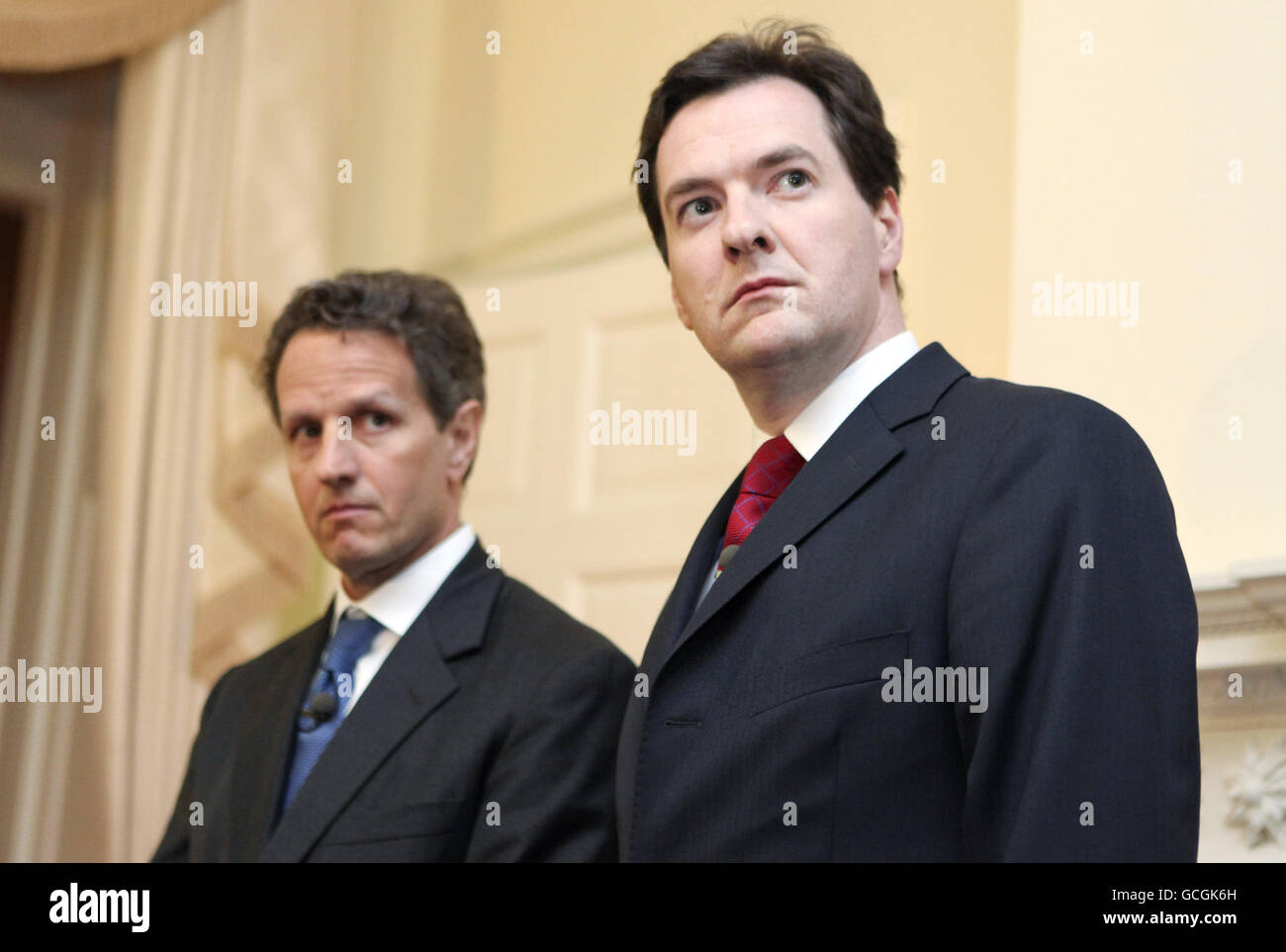 Timothy Geithner, segretario del Tesoro degli Stati Uniti, si trova con George Osborne, cancelliere britannico dello scacchiere, durante una conferenza stampa congiunta al 11 Downing Street, a Londra, Regno Unito Foto Stock