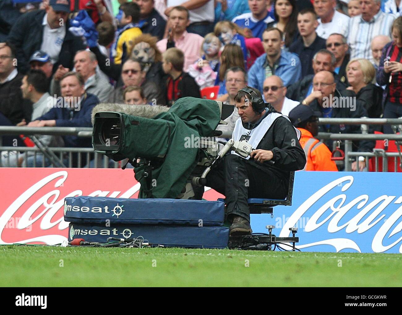 Calcio - Coca-Cola Football League One - Gioca - finale - Millwall v Swindon Town - Stadio di Wembley. Un uomo di macchina fotografica filma la partita. Foto Stock