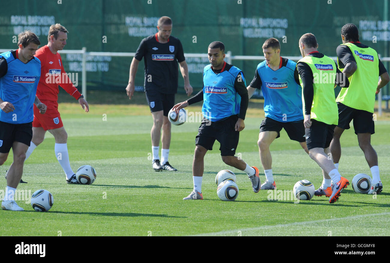 Aaron Lennon (centro) e Jamers Milner (terza destra) in Inghilterra durante la prima sessione di allenamento al Royal Bafokeng Sports Complex, Rustenburg, Sudafrica. Foto Stock