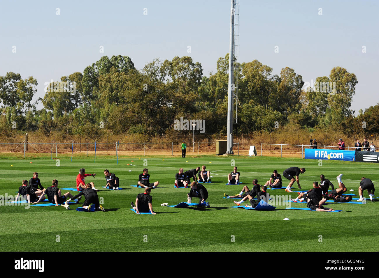 Inghilterra durante la loro prima sessione di allenamento al Royal Bafokeng Sports Complex, Rustenburg, Sud Africa. Foto Stock