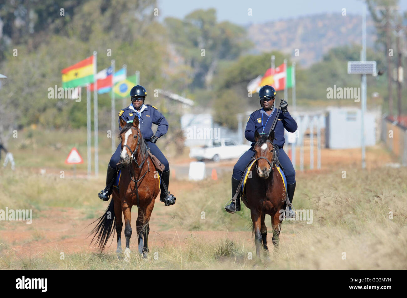 La polizia montata pattuglia il campo di addestramento dell'Inghilterra durante la prima sessione di addestramento dell'Inghilterra al complesso sportivo Royal Bafokeng, Rustenburg, Sud Africa. Foto Stock