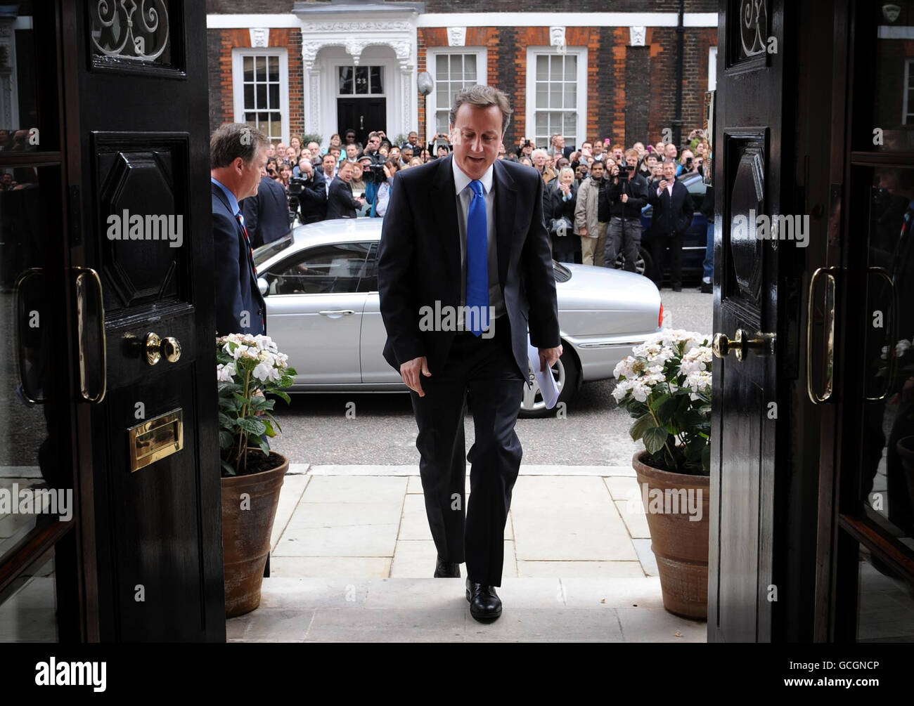 Il leader del Partito conservatore David Cameron arriva al St Stephen's Club nel centro di Londra per tenere una conferenza stampa in seguito al risultato delle elezioni generali del 2010. Foto Stock