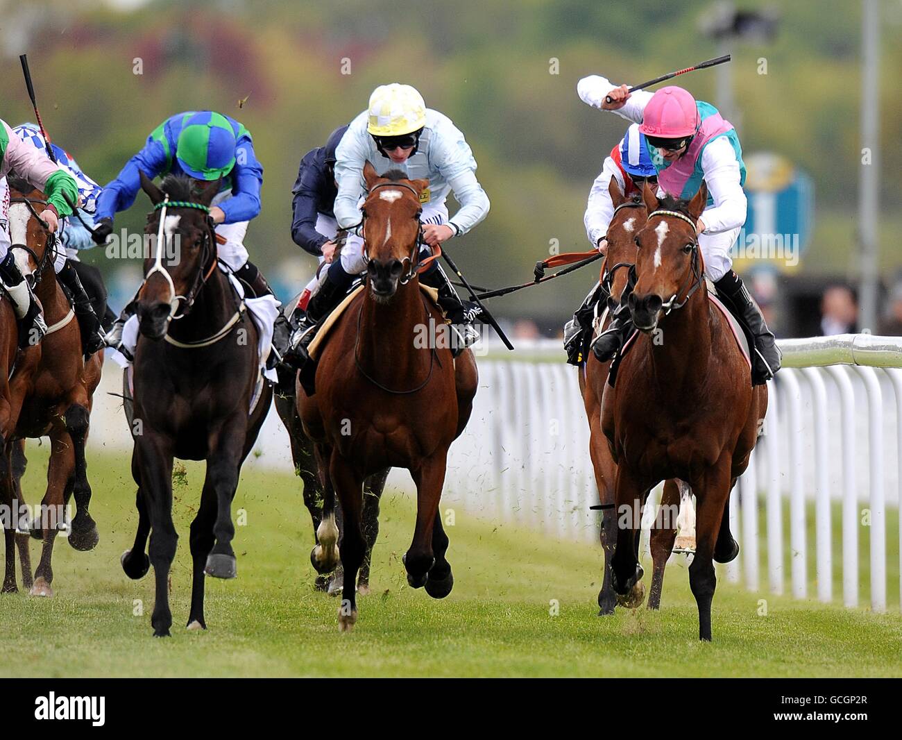 Aviate guidato da Eddie Ahern (a destra) continua a vincere i Tattersalls Musidora Stakes davanti a Eleanora Duse guidato da Ryan Moore (al centro) e Gold Bubbles guidati da Kevin Manning (a sinistra) durante il primo giorno del Dante Festival 2010, all'ippodromo di York Foto Stock