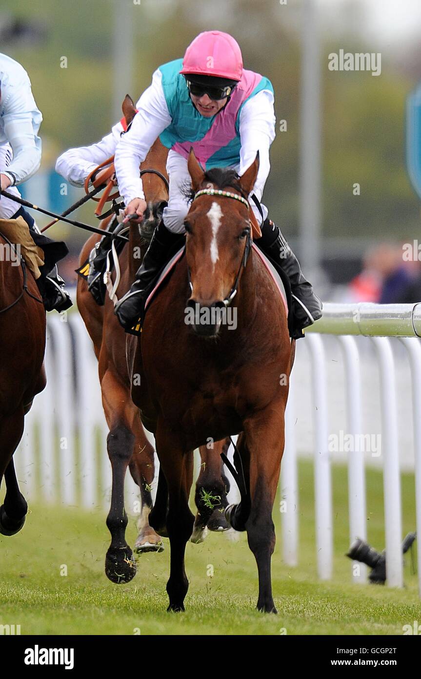 Aviate guidato da Eddie Ahern continua a vincere i Tattersalls Musidora Stakes davanti a Eleanora Duse durante il primo giorno del Dante Festival 2010, all'ippodromo di York Foto Stock