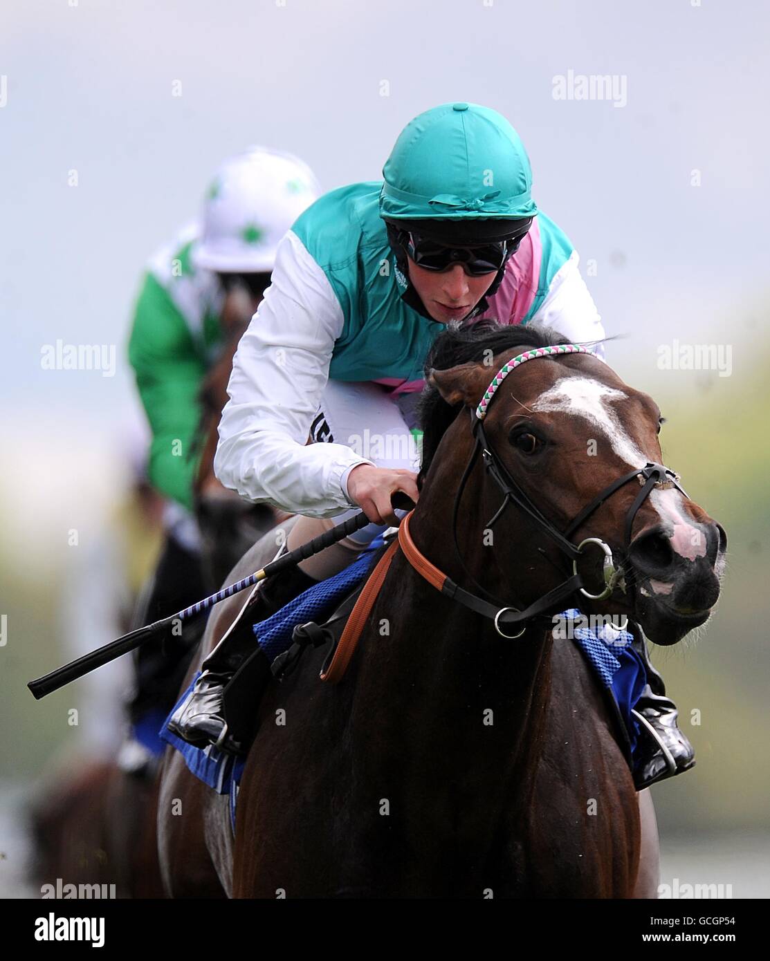 La mostra guidata da William Buick è seconda nel Duke of York Blue Square Stakes durante il primo giorno del Dante Festival 2010, presso l'ippodromo di York Foto Stock