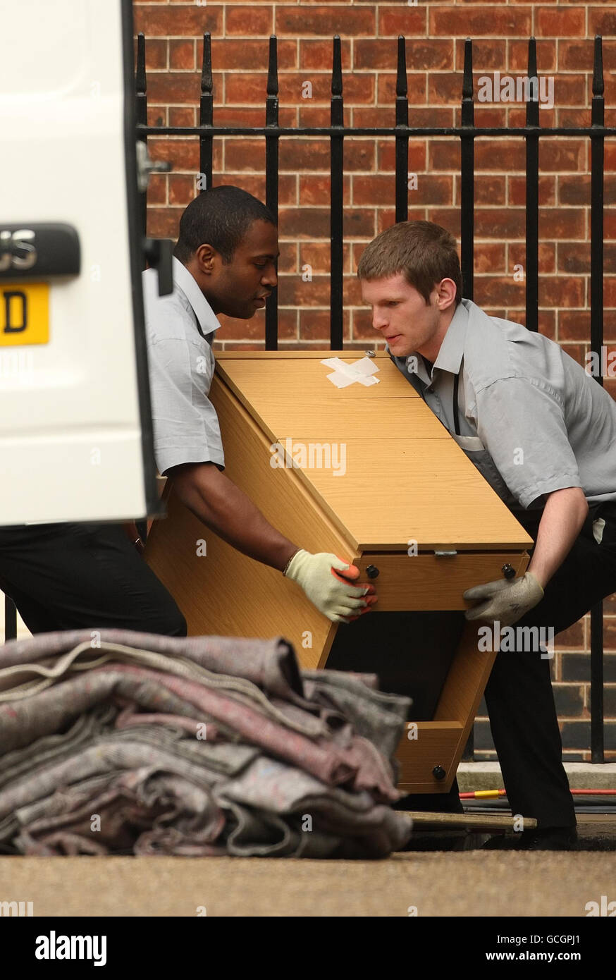I lavoratori consegnano i mobili per ufficio all'ingresso posteriore di 10 Downing Street, Westminster, Londra. Foto Stock