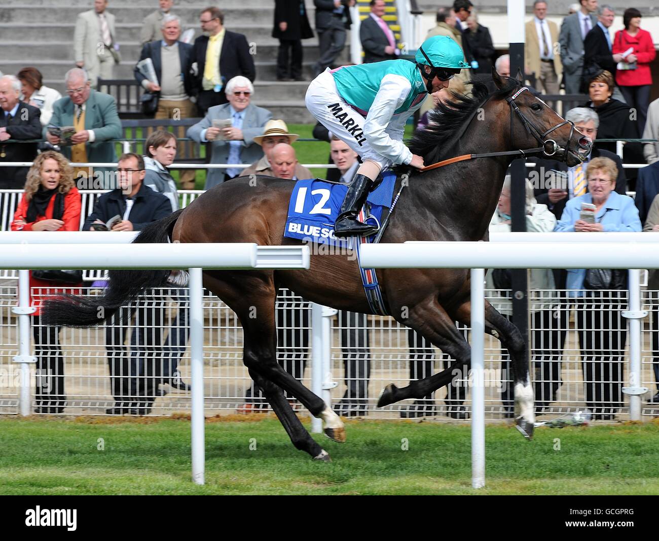 Corse ippiche - Dante Festival 2010 - primo giorno - Ippodromo di York. La presentazione guidata da William Buick va al posto Foto Stock