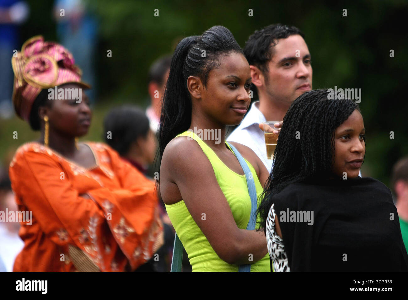 Membri della folla nei Giardini di Iveagh, nel centro di Dublino durante la Giornata dell'Africa - una serie di eventi ospitati da Irish Aid - in vista di una conferenza di due giorni sulla lotta contro la fame nel mondo. Foto Stock