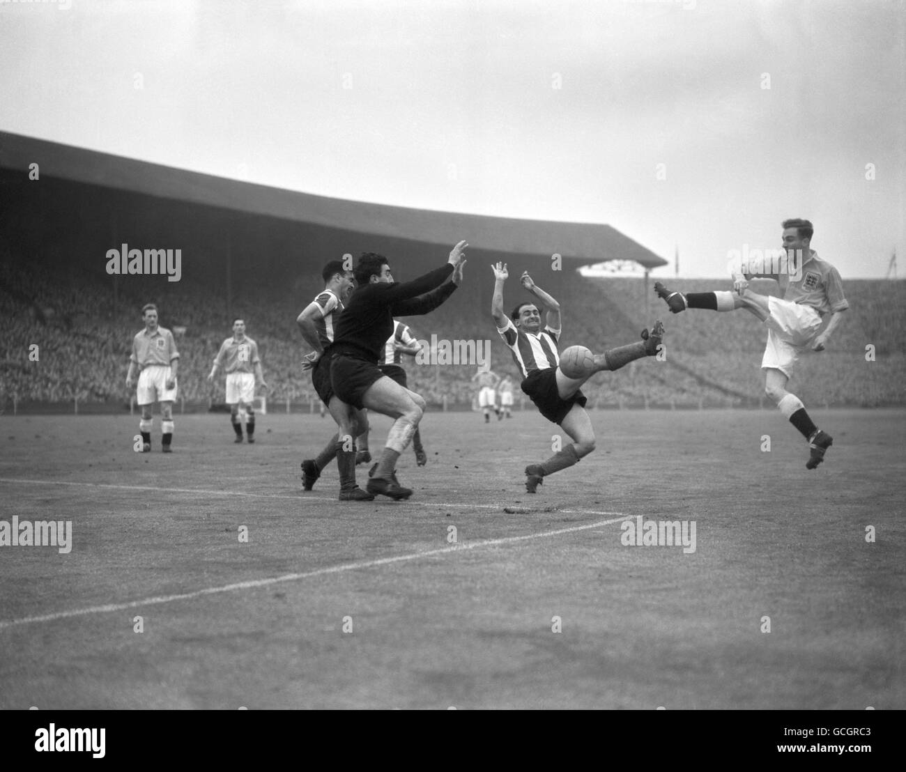 Calcio - amichevole - Festival of Great Britain International - Inghilterra / Argentina - Stadio di Wembley. Miguel Rugilo, portiere argentino (in nero), ferma un colpo da Harold Hassall inglese, giusto. Foto Stock