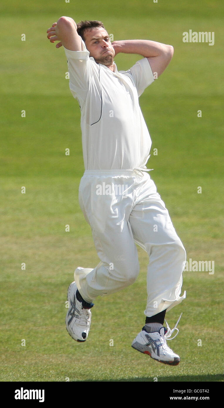 Cricket - Liverpool Victoria County Championship - Divisione uno - giorno uno - Nottinghamshire / Hampshire - Trent Bridge. Il bowling James Tomlinson dell'Hampshire contro il Nottinghamshire Foto Stock