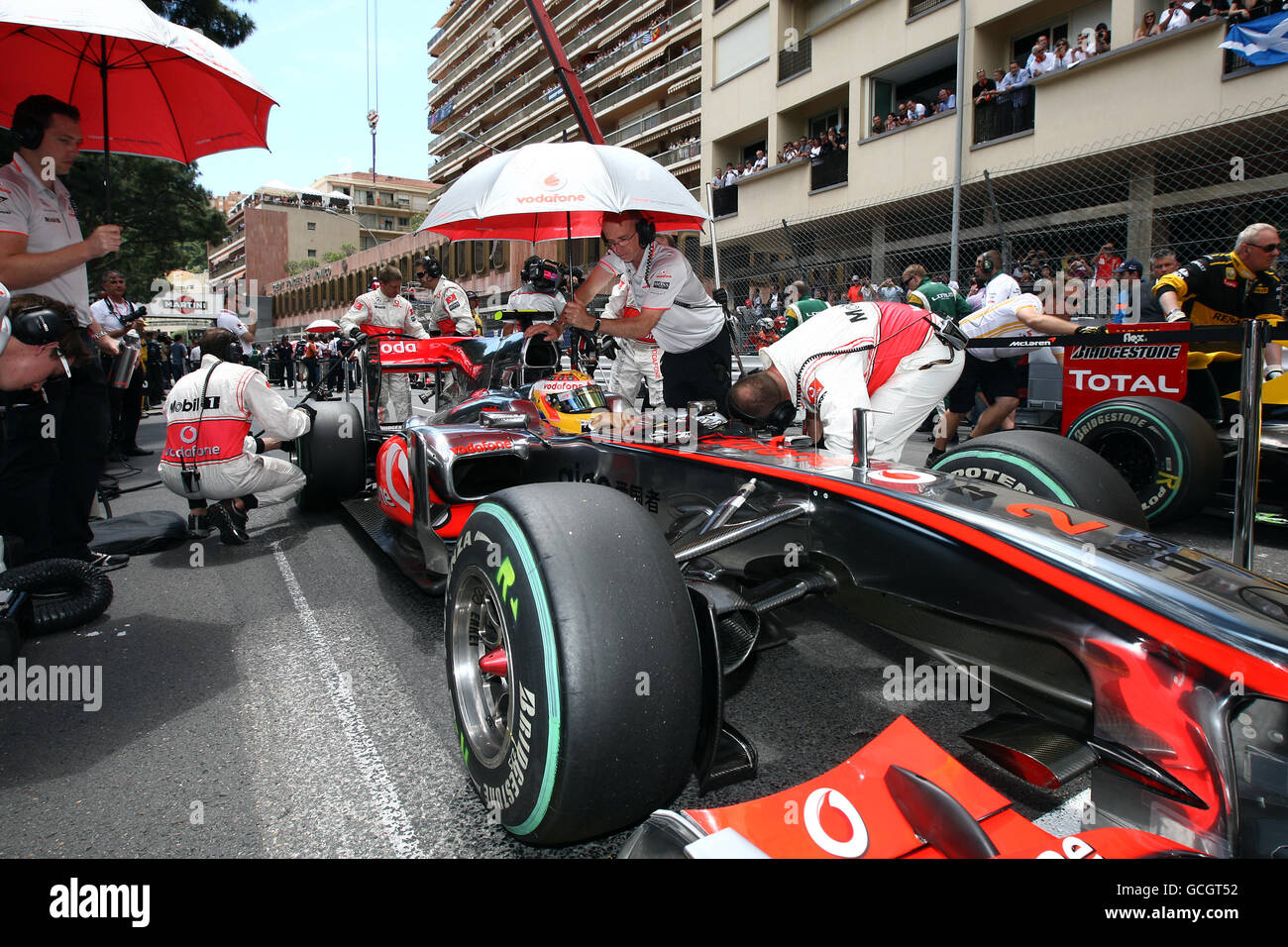 Il pilota Mercedes McLaren Lewis Hamilton siede nell'abitacolo della sua  vettura sulla griglia di partenza prima del Gran Premio di Monaco al  Circuit de Monaco, Monte Carlo Foto stock - Alamy