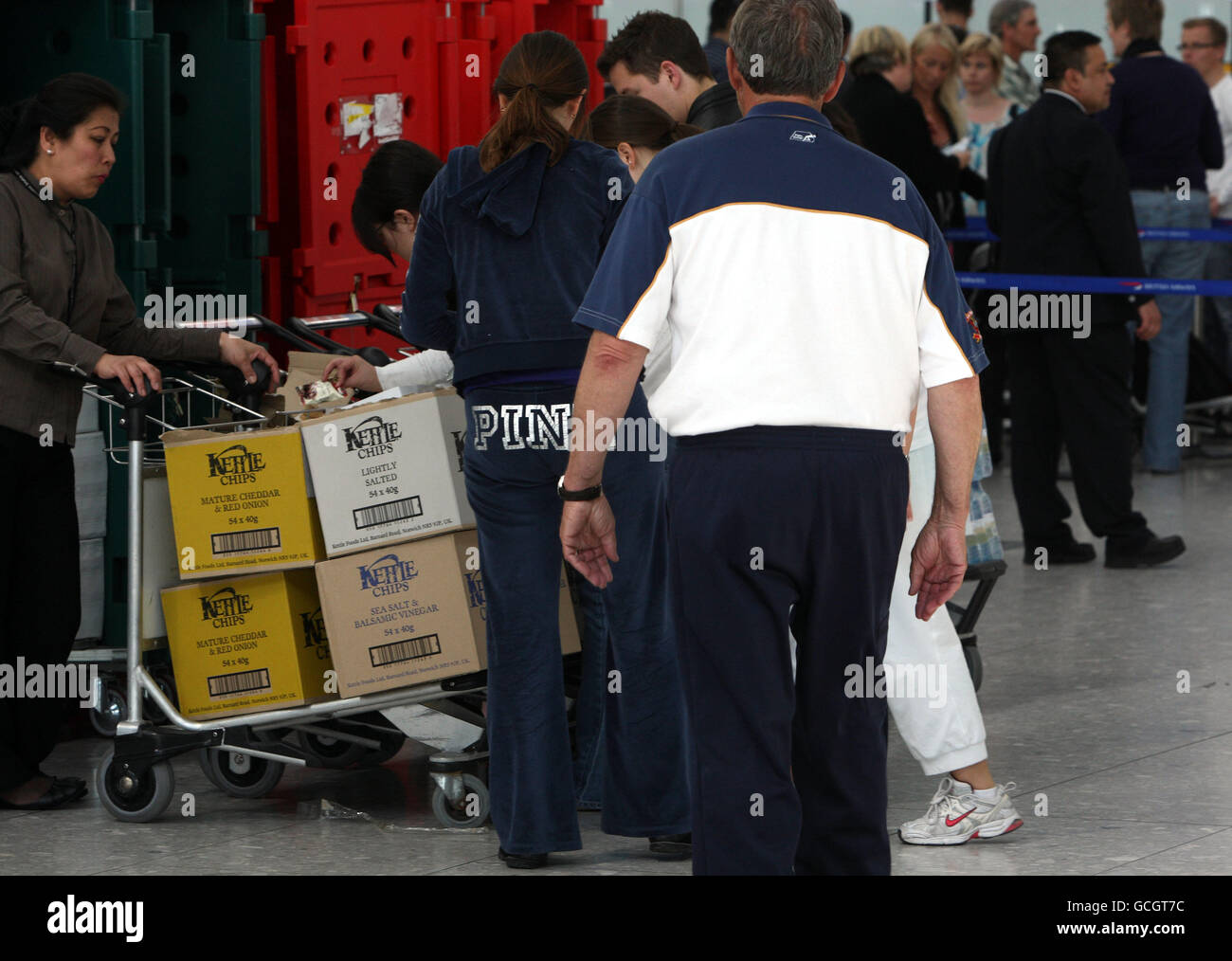 I passeggeri si accodano al terminal 5 dell'aeroporto di Heathrow dopo che la cenere vulcanica ha chiuso di nuovo oggi gli aeroporti britannici. Foto Stock
