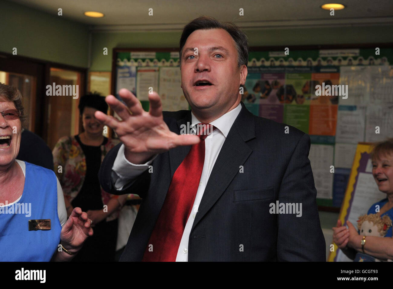 Ex segretario per bambini ed Balls durante una visita ad un gruppo di gioco pre-scuola presso la chiesa di St Gabriel, Pitsea, Essex. Foto Stock