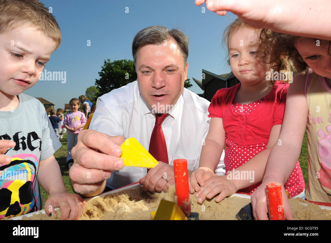 Ex segretario per bambini ed Balls, gioca nel sandpit con, (da sinistra a destra) Shay Everitt, Four, Cadi Behan, Three, e Cheery Power, Quattro, durante una visita ad un gruppo di gioco pre-scuola alla chiesa di St Gabriel, Pitsea, Essex. Foto Stock