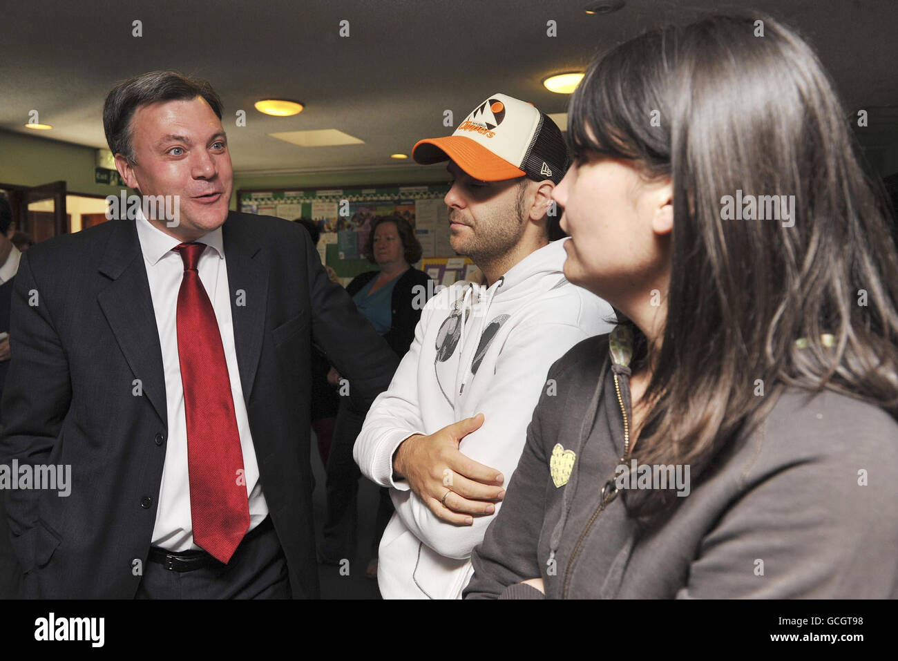 L'ex segretario per bambini ed Balls parla con il fratello e la sorella, Scott Robinson e Nicola Clarke, durante una visita ad un gruppo di gioco pre-scuola per bambini alla St Gabriel's Church, Pitsea, Essex. Foto Stock