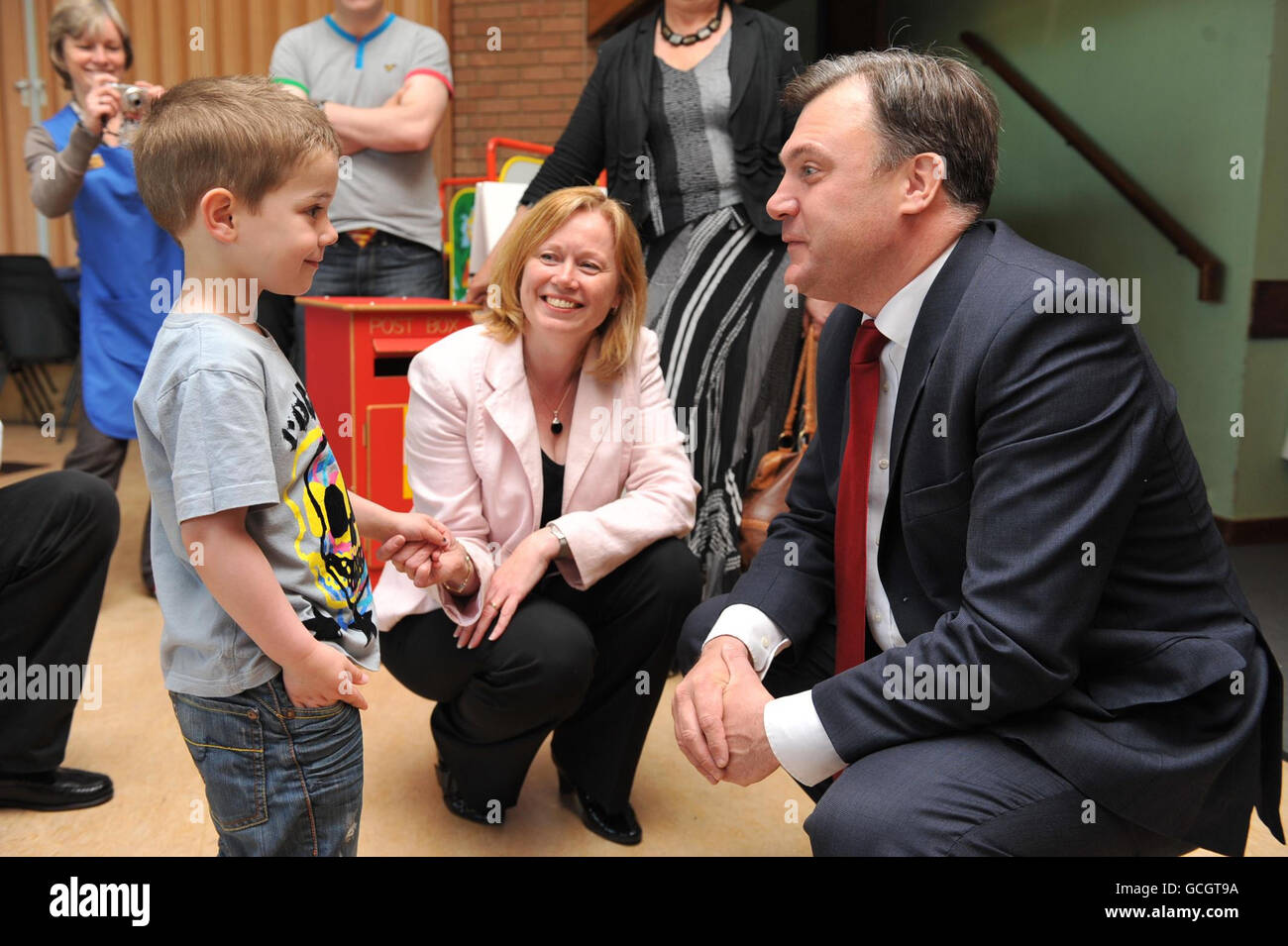 Ed Balls visite vivaio Foto Stock