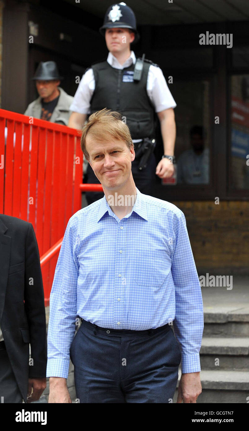 Il deputato del lavoro Stephen Timms lascia il Royal London Hospital dopo essere stato dimorato due volte nello stomaco la scorsa settimana durante un intervento chirurgico nella circoscrizione nella zona est di Londra. Foto Stock