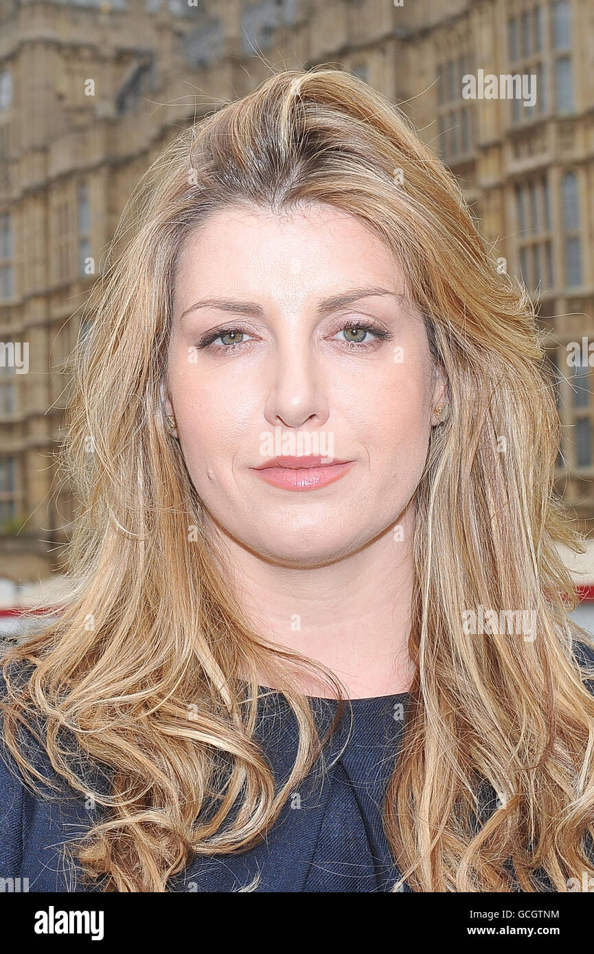 Deputato conservatore per Portsmouth North, Penny Mordaunt fuori dal Parlamento nel centro di Londra. Foto Stock