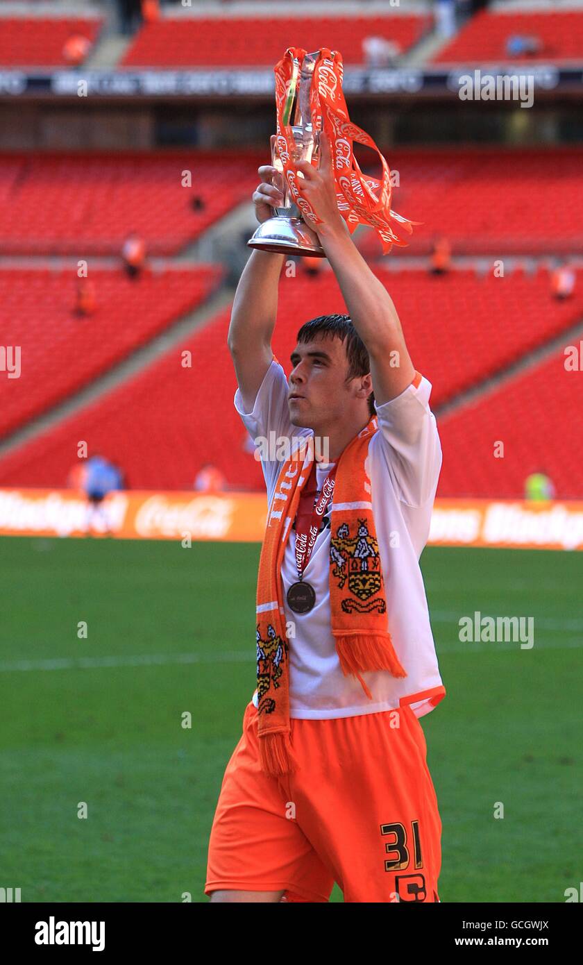 Calcio - Coca-Cola Football League Championship - Gioca fuori finale - Blackpool / Cardiff City - Wembley Stadium. Seamus Coleman di Blackpool festeggia con il Trofeo finale Play Off Foto Stock