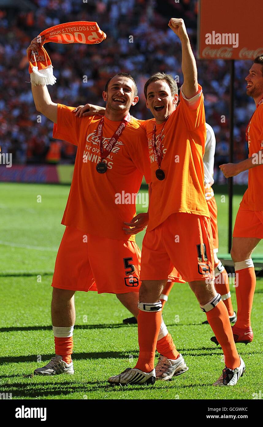 Calcio - Coca-Cola Football League Championship - Gioca fuori finale - Blackpool / Cardiff City - Wembley Stadium. Neal Eardley di Blackpool (a sinistra) e David Vaughan (a destra) festeggiano dopo il fischio finale Foto Stock