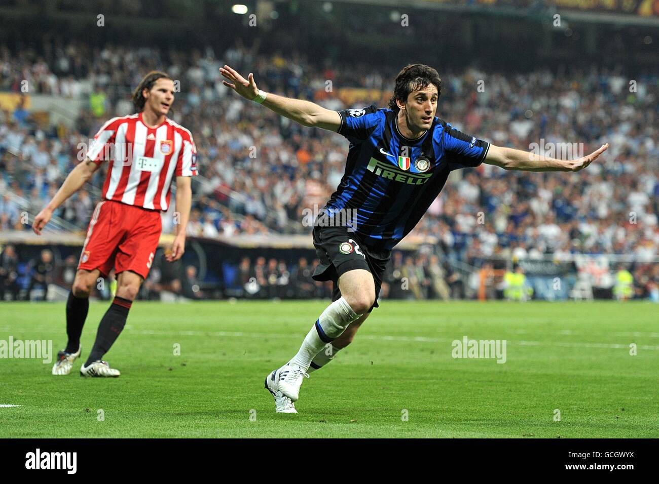 Calcio - UEFA Champions League - finale - Bayern Munich / Inter Milan - Santiago Bernabeu. Diego Milito di Inter Milan festeggia il secondo gol del gioco Foto Stock