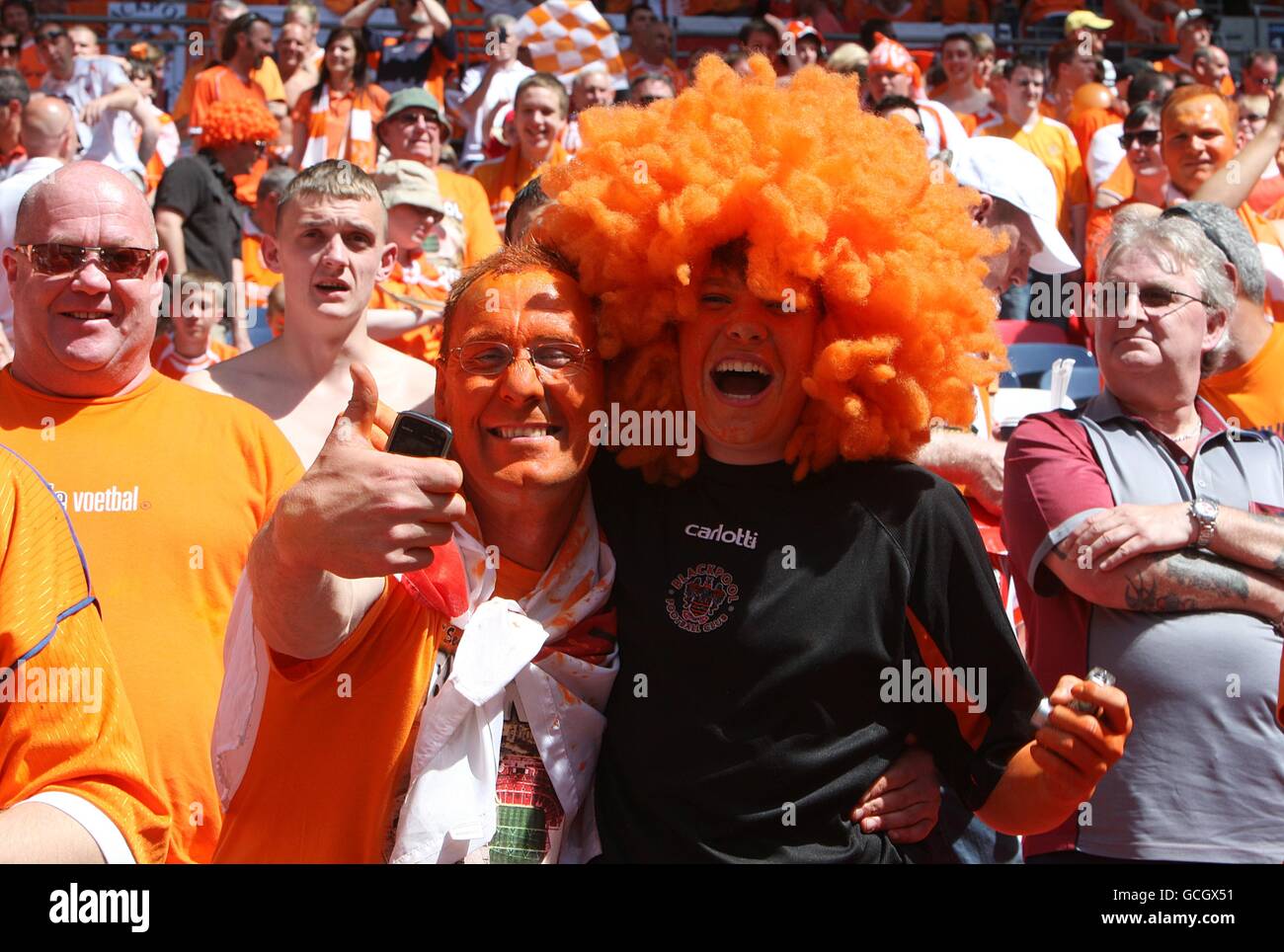 Calcio - Coca-Cola Football League Championship - Gioca fuori finale - Blackpool / Cardiff City - Wembley Stadium. I fan di Blackpool scattano una foto di se stessi su un telefono cellulare negli stand prima di iniziare. Foto Stock