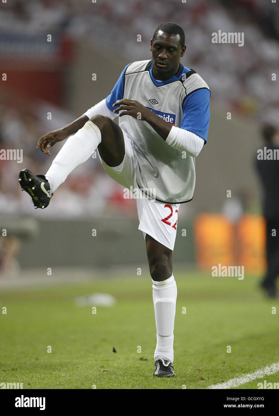 Calcio - Internazionale amichevole - Inghilterra / Messico - Stadio di Wembley. Emile Heskey in Inghilterra si riscalda sulla linea di contatto Foto Stock