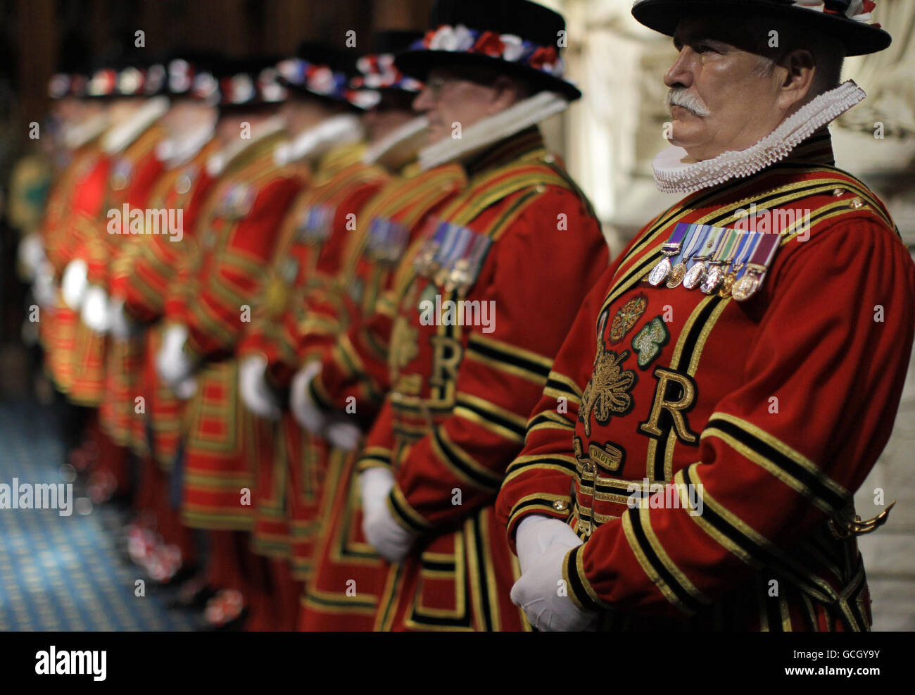 Yeomen della Guardia si allineano prima dell'inizio della loro ricerca cerimoniale nel Palazzo di Westminster, prima dell'apertura di Stato del Parlamento a Londra. Foto Stock