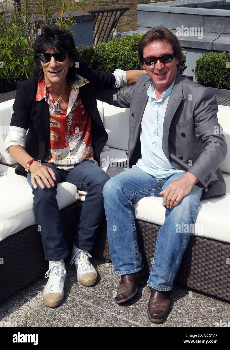 Ronnie Wood (a sinistra) e Kenney Jones annunciano un concerto di Faces Reunion nel centro di Londra, mentre la band si esibirà presso il festival di musica e design Vintage a Goodwood il 13 agosto. Foto Stock