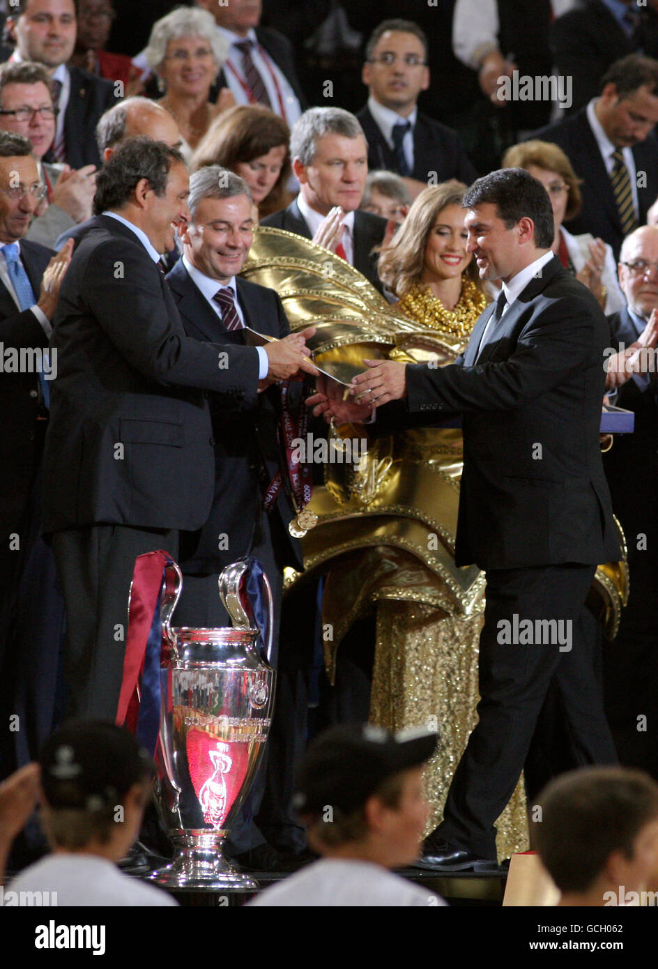 Il presidente di Barcellona Joan Laporta (a destra) riceve la medaglia e il certificato dal presidente della UEFA Michel Platini prima della presentazione del trofeo dopo il gioco. Foto Stock