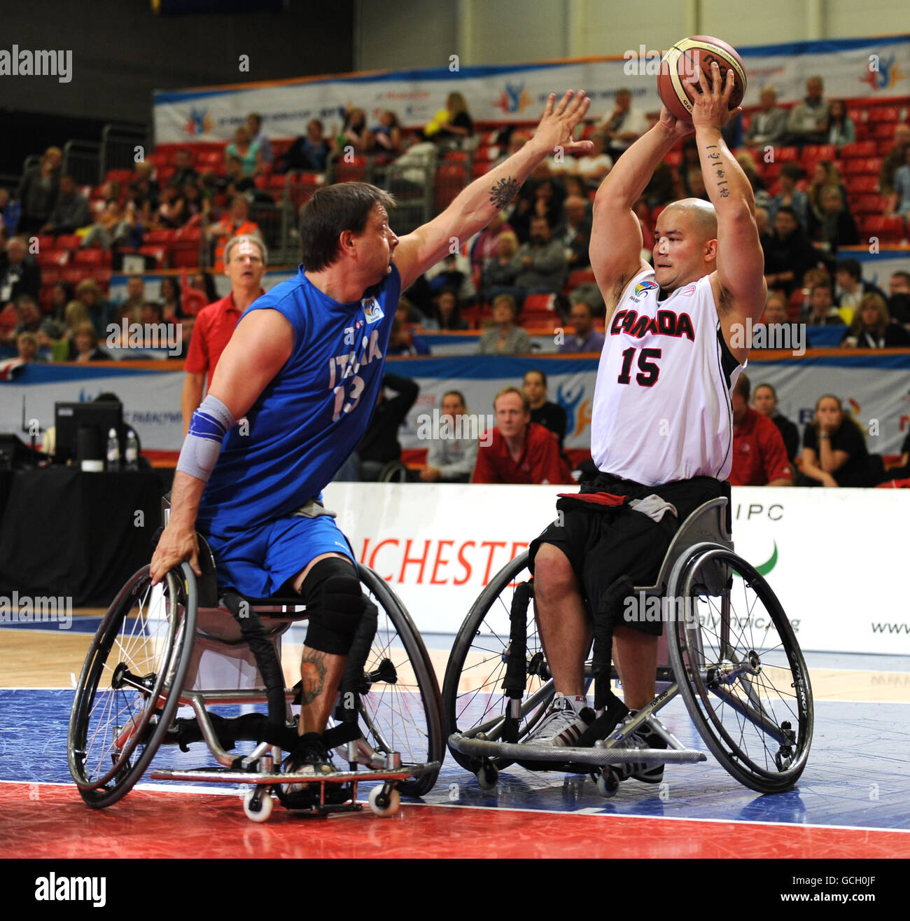Stefano Rossetti (a sinistra) e David Eng (a destra) del Canada nel basket in carrozzella durante la Coppa del mondo BT Paralimpic a Sport City, Manchester. Foto Stock