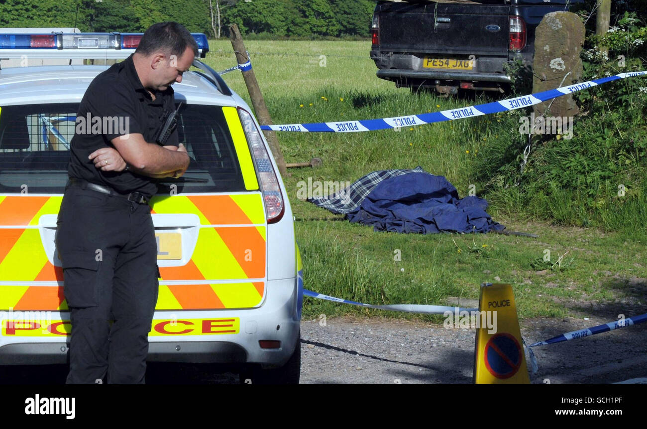 Una coperta copre un corpo nella scena in cui è stato girato Garry Purdham mentre si tagliano le siepi in un campo a Gosforth, Cumbria. Foto Stock