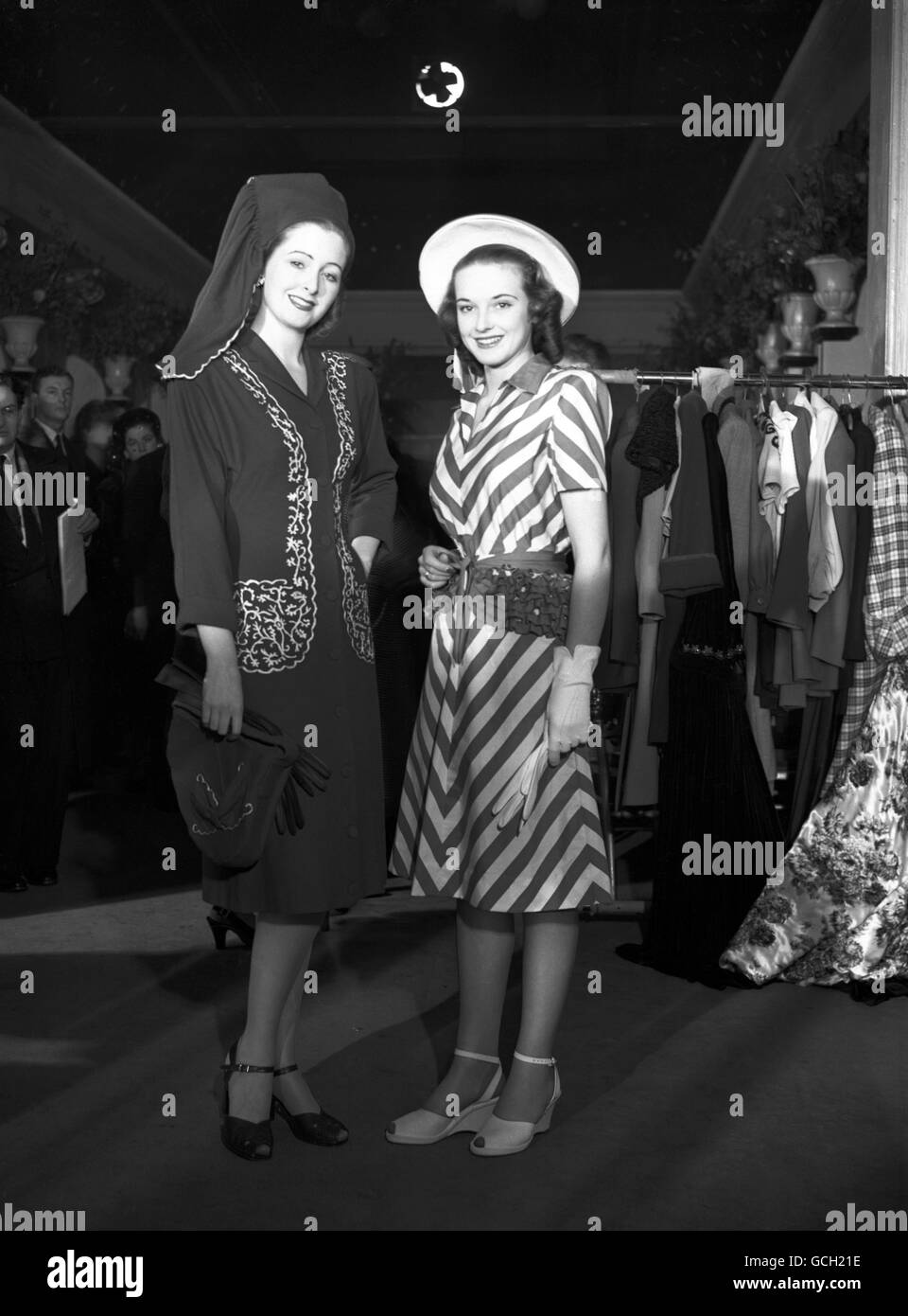 Modello Grace Woods, a sinistra, con un altro modello Lucie Clayton, in anteprima della moda al Churchill Club. Foto Stock