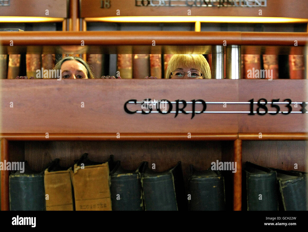 Il Ministro per il Turismo, la Cultura e lo Sport Mary Hanafin TD (destra) e l'Archivista senior e responsabile dei progetti speciali Catriona Crowe (sinistra) si trovano oggi in cima agli scaffali contenenti archivi irlandesi presso l'Archivio Nazionale di Dublino, dove il Ministro ha lanciato il censimento completo 1901 resi online. Foto Stock