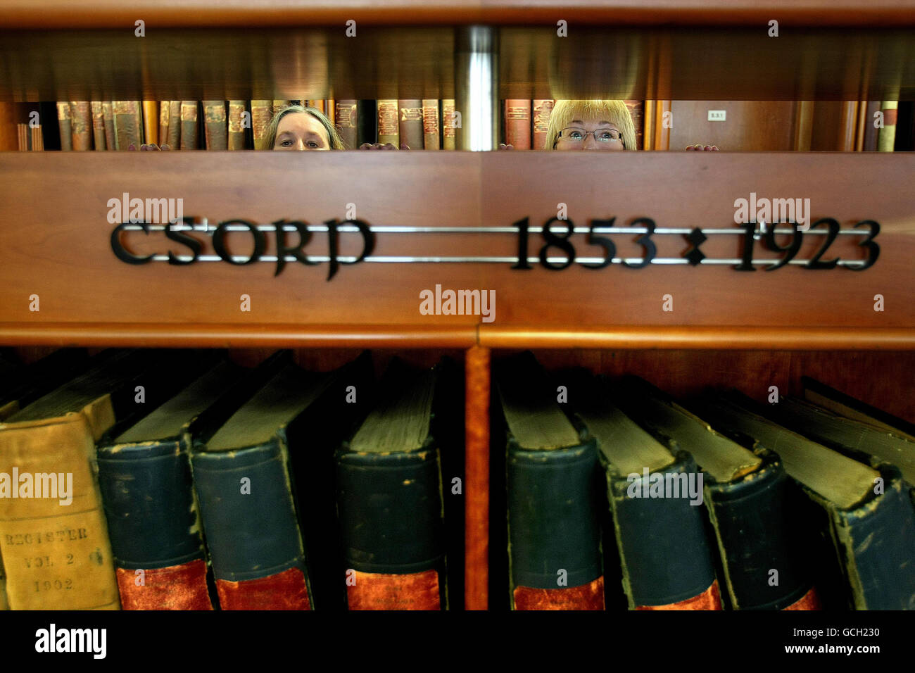 Il Ministro per il Turismo, la Cultura e lo Sport Mary Hanafin TD (destra) e l'Archivista Senior e responsabile dei progetti speciali Catriona Crowe (sinistra) si trovano in cima agli scaffali contenenti archivi irlandesi all'Archivio Nazionale di Dublino oggi dove il Ministro ha lanciato il censimento completo 1901 resi online. Foto Stock