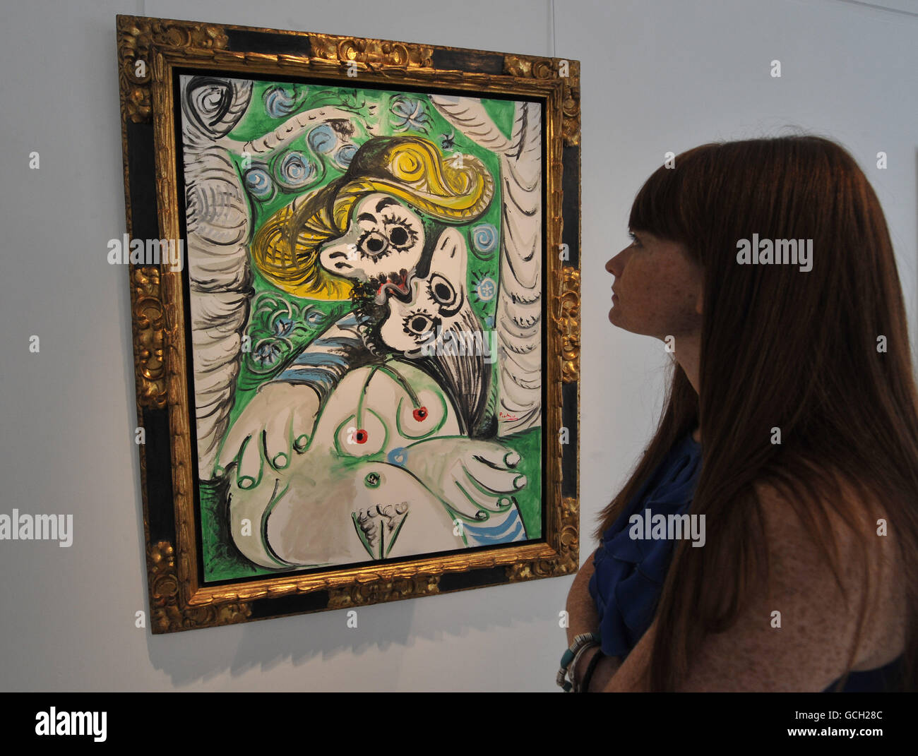 Leah Sheehan, dipendente di Christie, guarda le baiser (The Kiss) 1969 di Pablo Picasso a Christie's, Londra, che sarà presente nel sale serale Impressionist and Modern Art, che si terrà a Chrisrie's mercoledì 23 giugno. Foto Stock