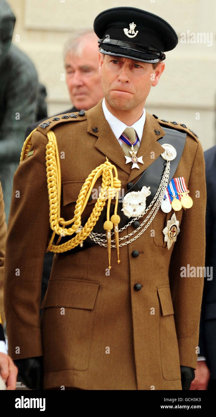 Il conte del Wessex durante la cerimonia di dedicazione di 119 nomi di membri delle forze armate britanniche, aggiunto al Memoriale delle forze armate in aprile e maggio, che ha perso la vita durante il corso del dovere nel 2009, al National Memorial Arboretum in Alrewas, Staffordshire. Foto Stock