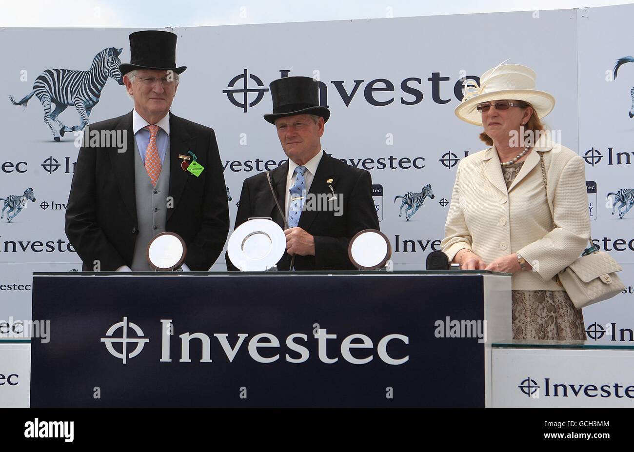 Ian Balding (al centro) sul podio durante il Derby Day a. Ippodromo di Epsom Foto Stock